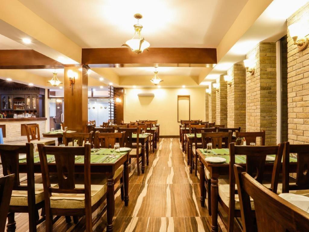 Da Yatra Courtyard Hotel & Resort Pokhara Ngoại thất bức ảnh