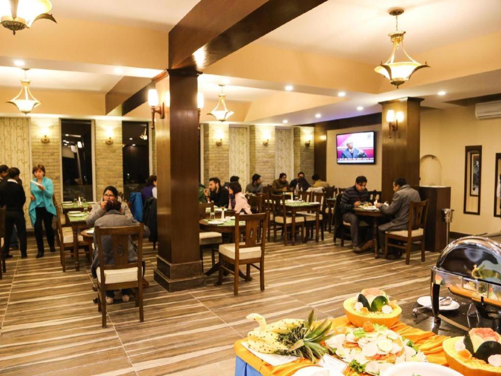 Da Yatra Courtyard Hotel & Resort Pokhara Ngoại thất bức ảnh