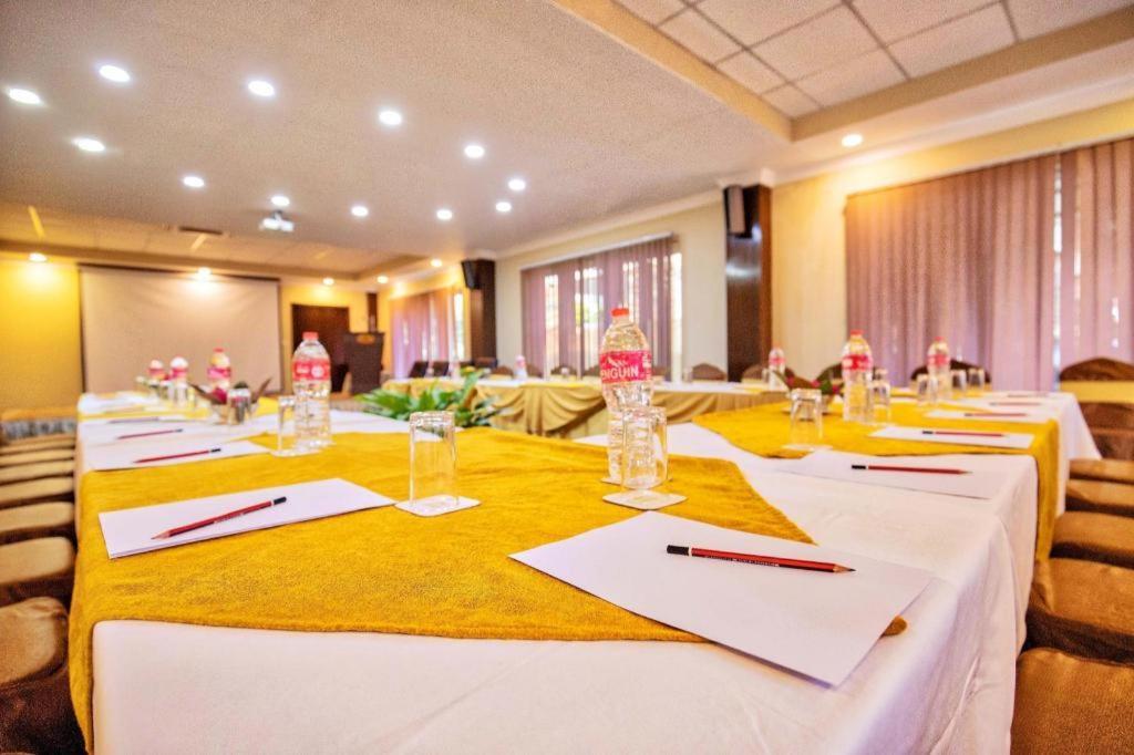 Da Yatra Courtyard Hotel & Resort Pokhara Ngoại thất bức ảnh